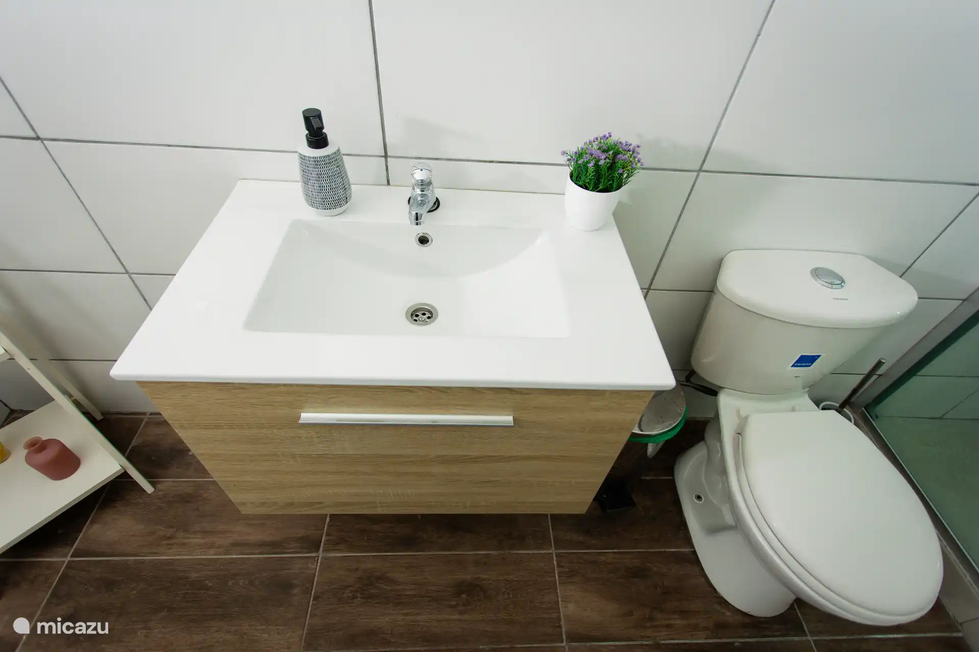 Ein weiterer Badezimmerwinkel, der das offene Layout, die klaren Linien und das stilvolle Design zeigt.