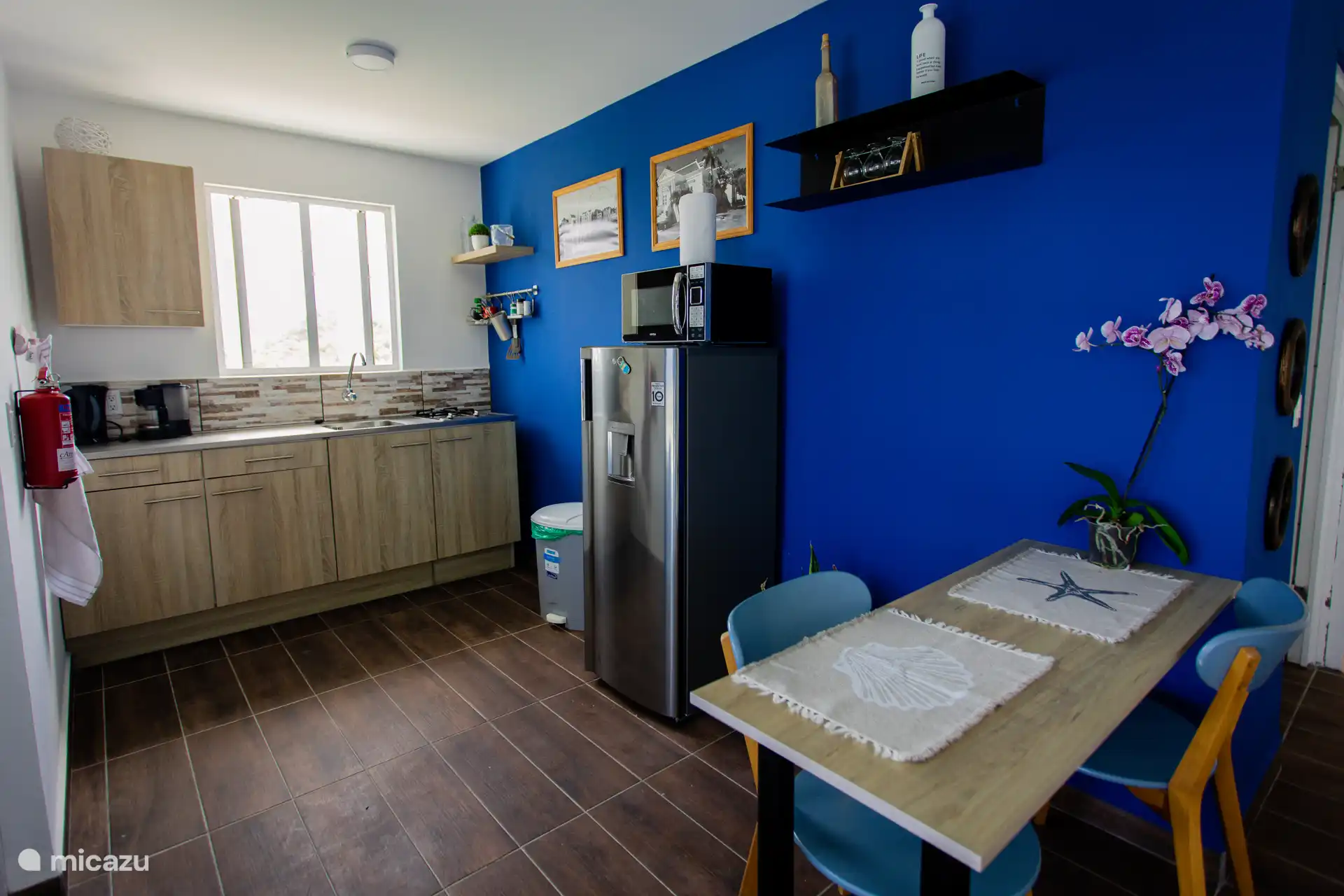 Innenküche mit Tageslicht, allen Annehmlichkeiten und einer malerischen Aussicht, während Sie kochen.