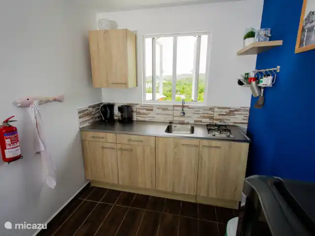 Retraite avec vue sur l’océan tropical | Curaçao, Banda Abou (ouest), Westpunt - appartement Cuisine lumineuse avec tous les éléments essentiels : cuisinière, bouilloire, machine à café et beaucoup d’espace de comptoir.