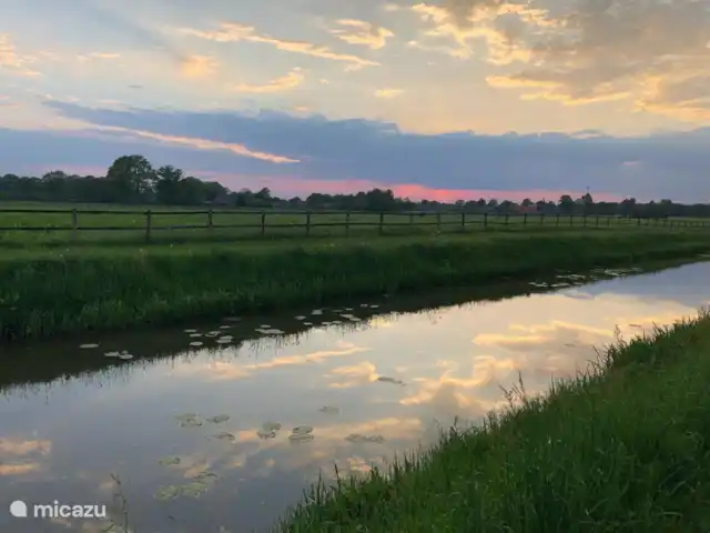 Chalet Twente en Países Bajos, Overijssel, Lattrop - chalet Camine a lo largo del arroyo por la noche y disfrute de la paz y el paisaje