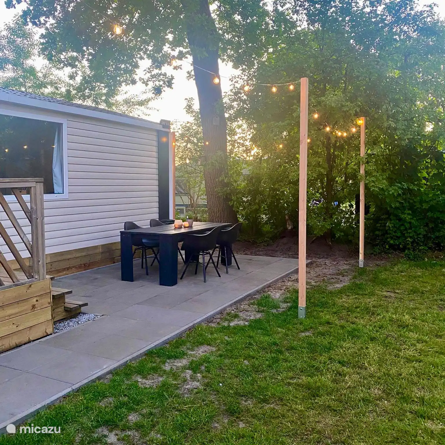 in de avond genieten onder de lampjes voor het chalet 