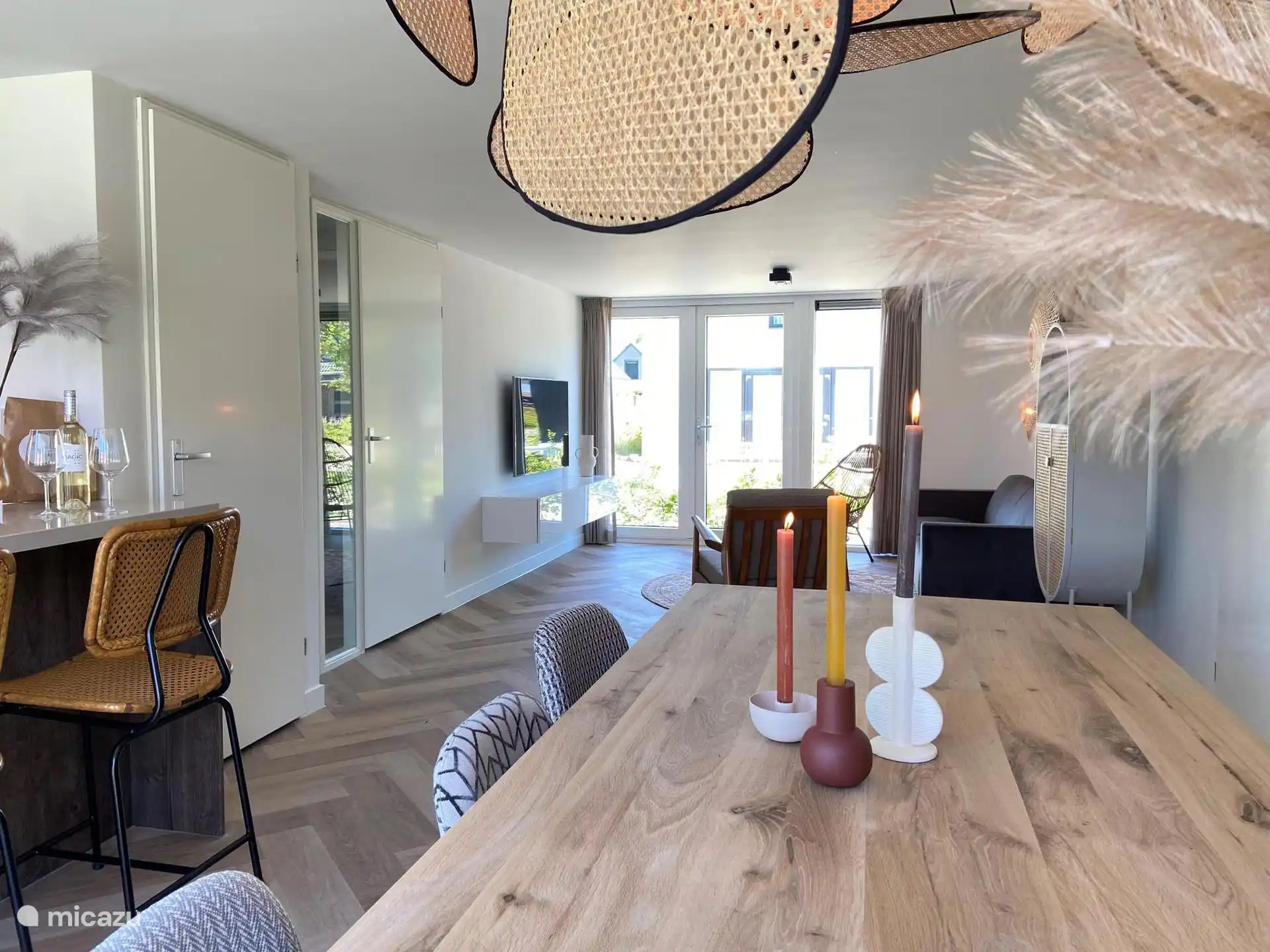 Esstisch und Wohnzimmer