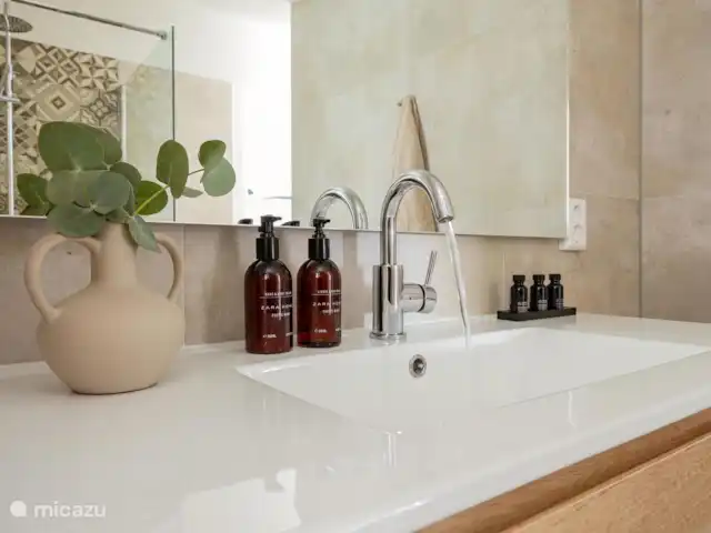 À l’extérieur au bord de la mer | Pays-Bas, Hollande du Nord, Saint Martin - maison de vacances Photo de détail salle de bain rez-de-chaussée