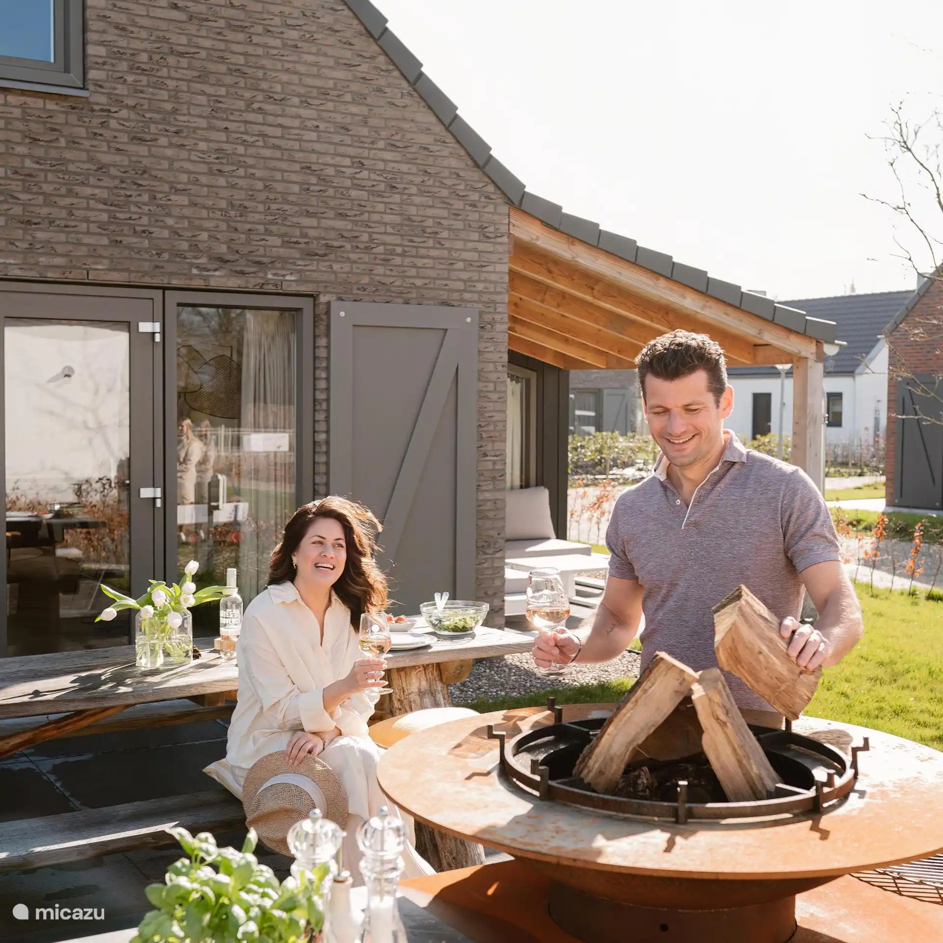 Picknicktisch und Grill