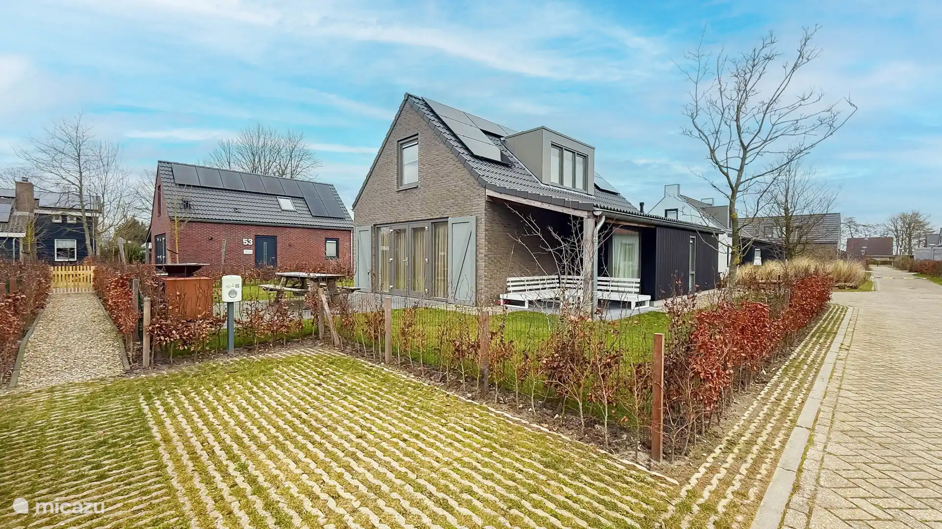 Hinteres Ferienhaus - komplett umzäunter Garten
Privater Stellplatz inkl. Ladestation