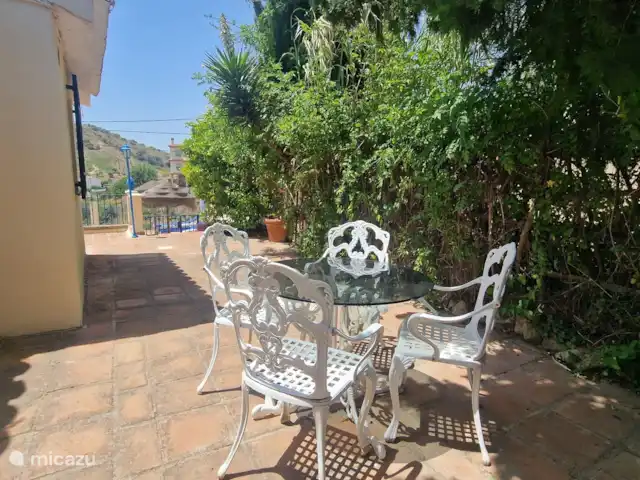 villa huren in Spanje, Andalusië, Viñuela – Villa los Romanes Koffie corner bij de ingang