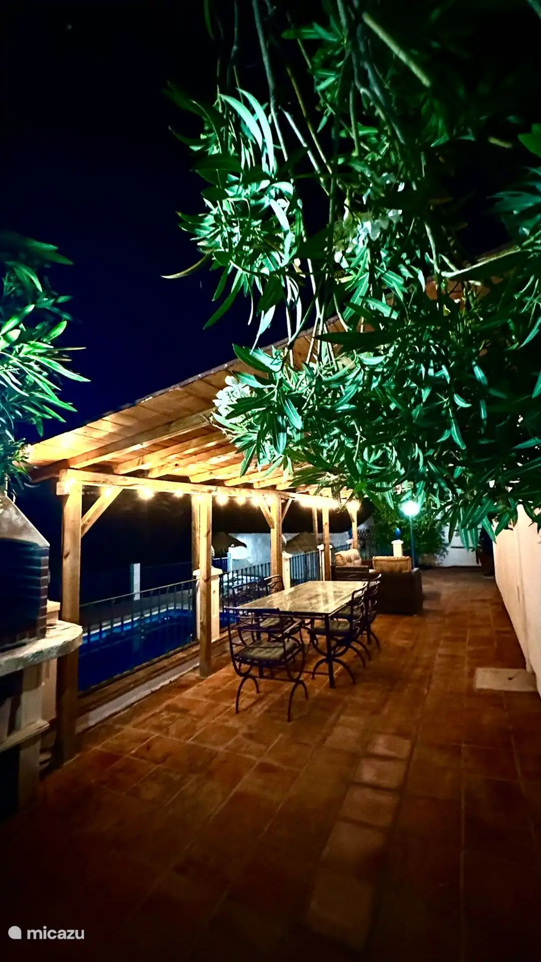 le soir sous un auvent