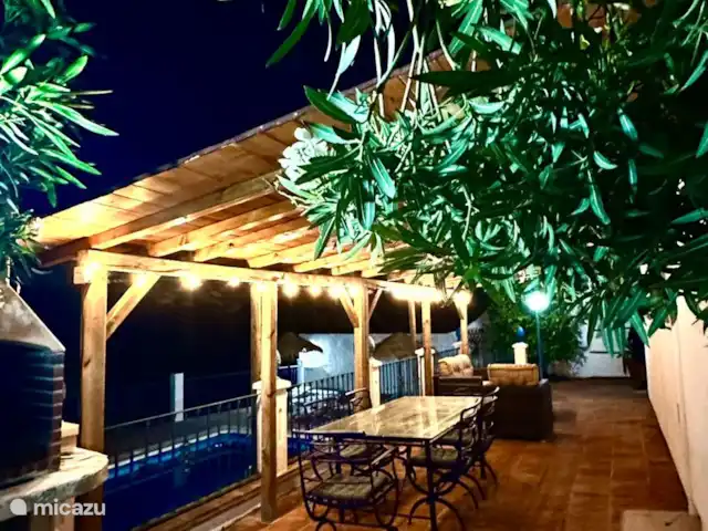 villa huren in Spanje, Andalusië, Viñuela – Villa los Romanes ´s avonds onder overkapping