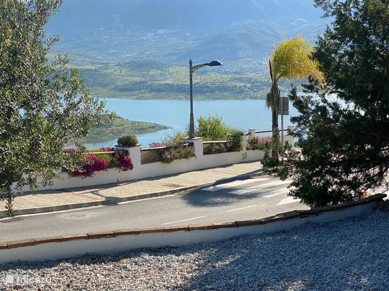 Vue sur le lac Viñuela depuis le jardin en face