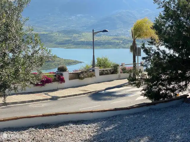 villa huren in Spanje, Andalusië, Viñuela – Villa los Romanes Uitzicht op Lake Viñuela vanuit de tuin aan de voorzijde