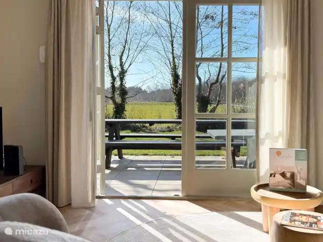 Le soleil au sabot | Pays-Bas, Hollande du Nord, Egmond aan den Hoef - maison de vacances Vue sur le jardin depuis le salon