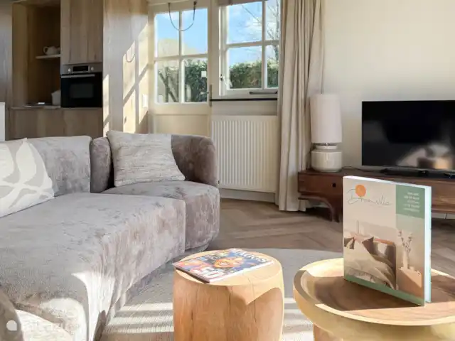 Le soleil au sabot | Pays-Bas, Hollande du Nord, Egmond aan den Hoef - maison de vacances Photo de détail salon avec vue sur la cuisine