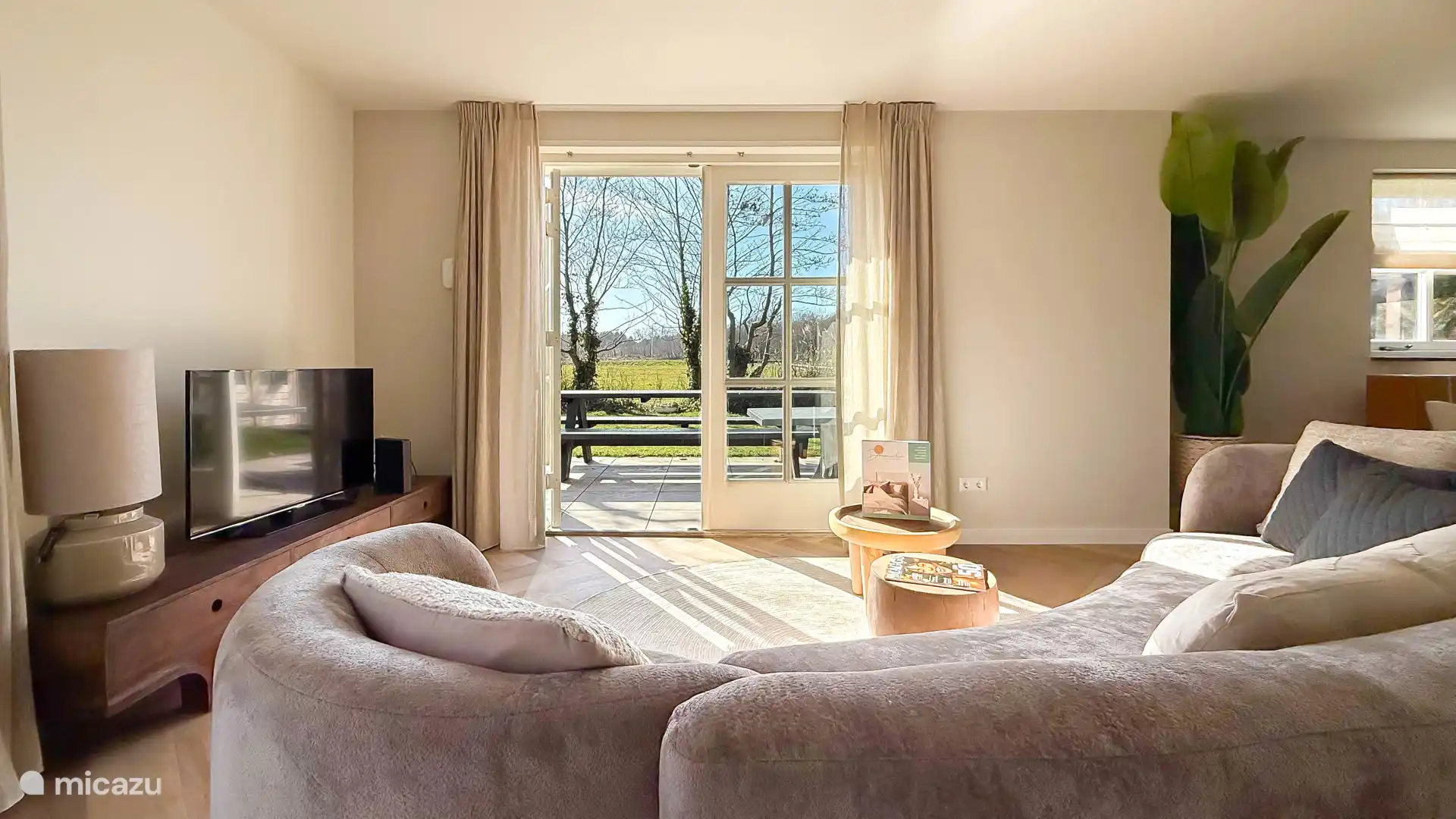 Wohnzimmer mit Gartenblick