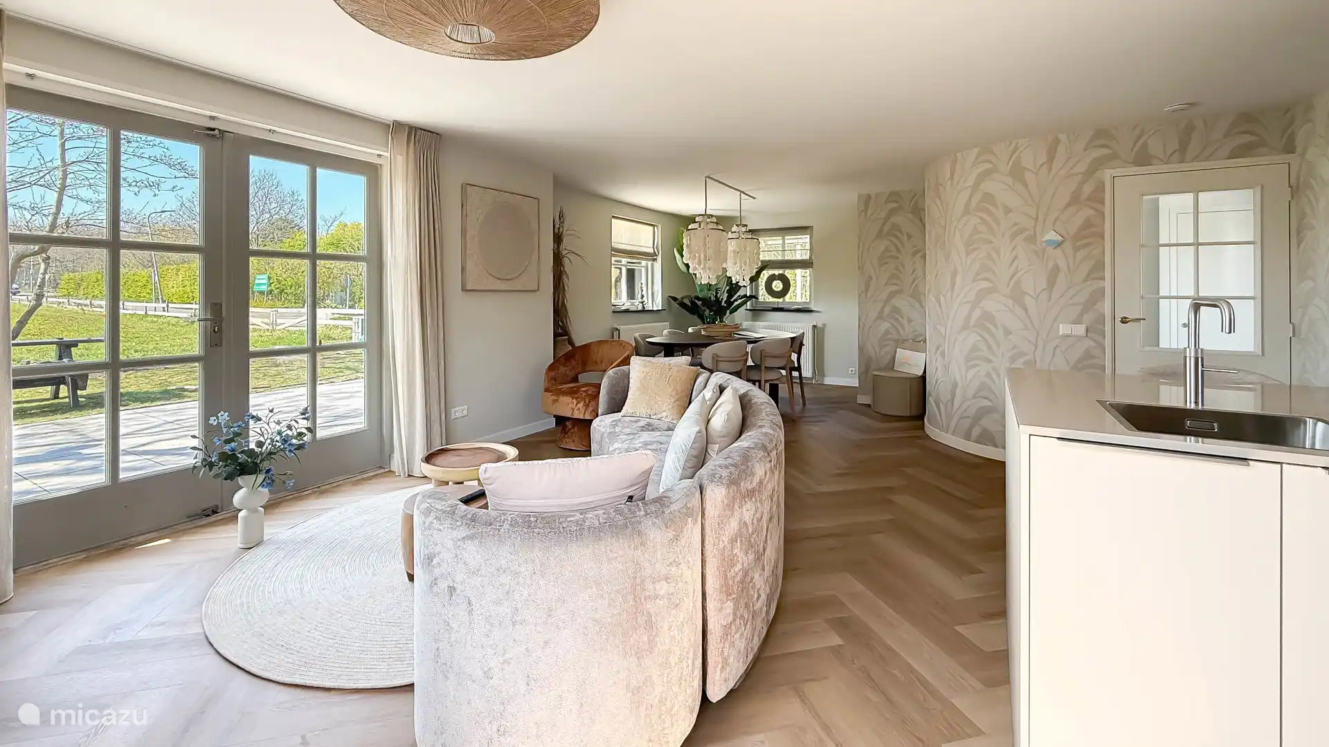 Wohnzimmer und Esstisch