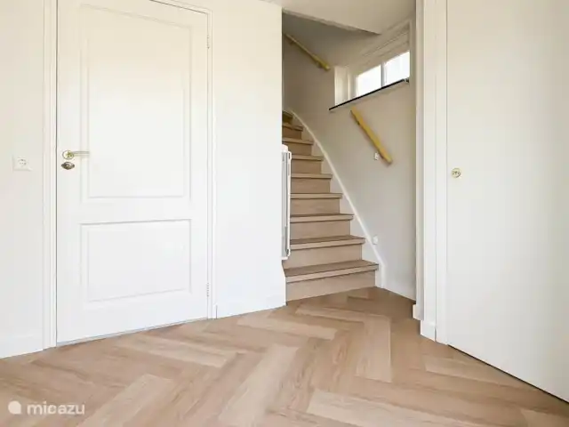 Le soleil au sabot | Pays-Bas, Hollande du Nord, Egmond aan den Hoef - maison de vacances Couloir avec escalier menant au 1er étage