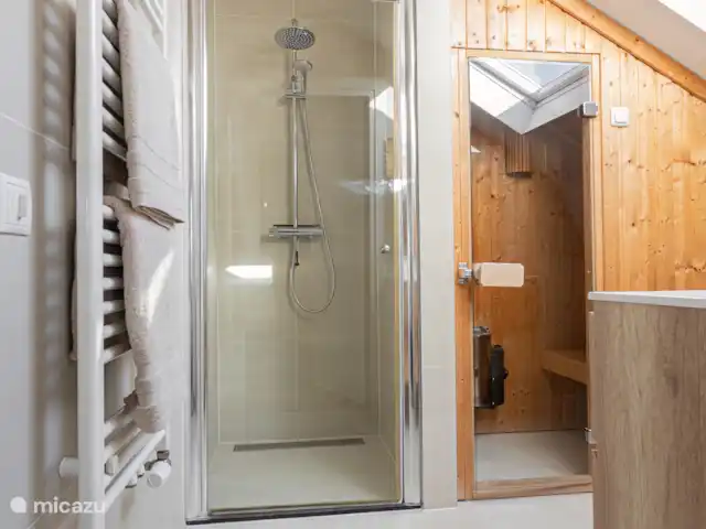 Vue du moulin | Pays-Bas, Hollande du Nord, Egmond aan den Hoef - maison de vacances Salle de bain 1er étage avec sauna.
WC séparé au rez-de-chaussée et au 1er étage.