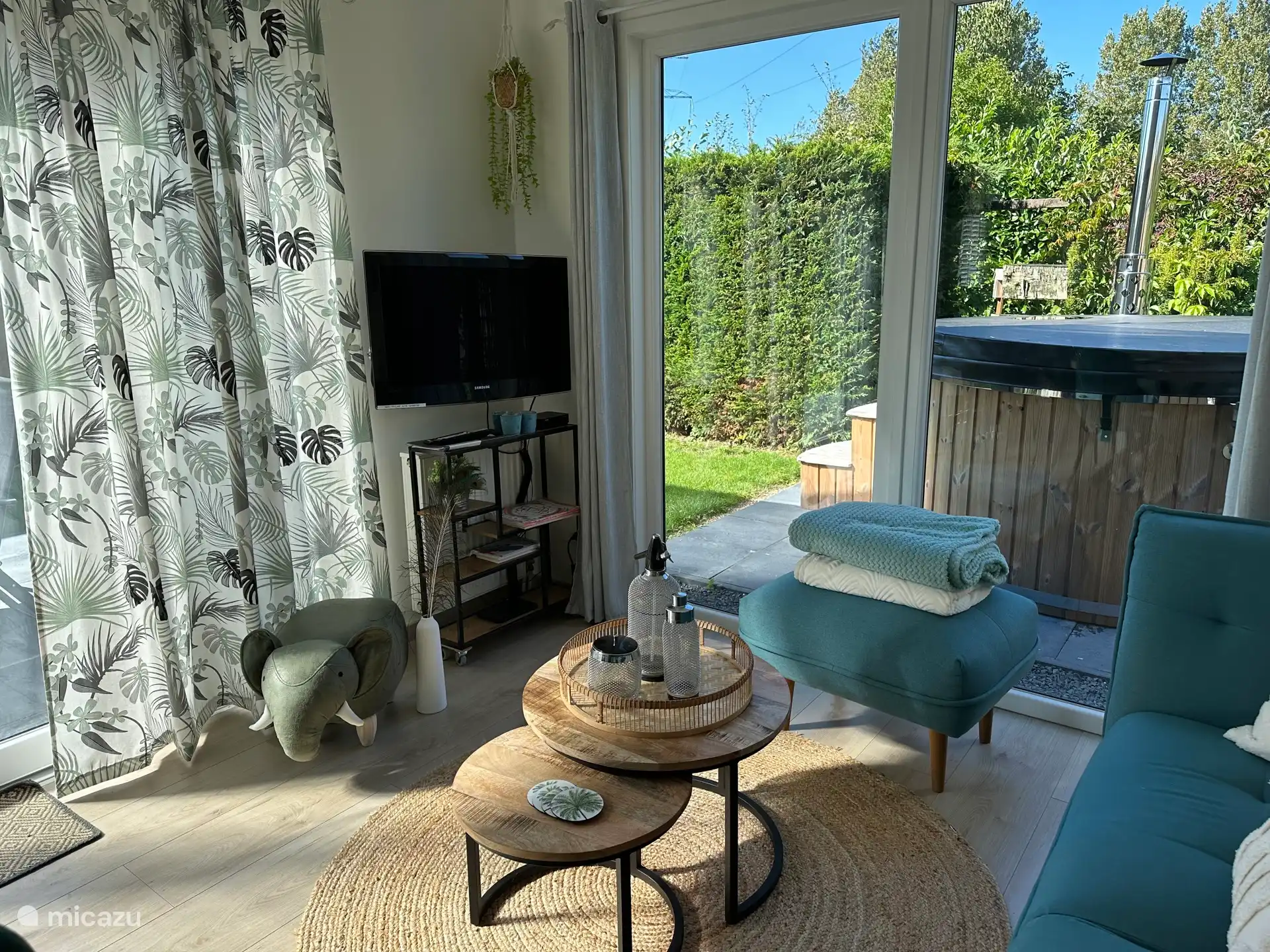 Wohnzimmer mit gemütlichen Vorhängen, die sich komplett schließen lassen können