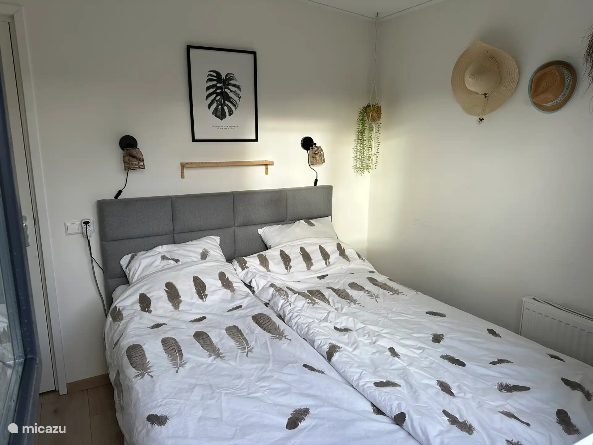 Mit weichem Kopfteil und ansprechend eingerichtet 