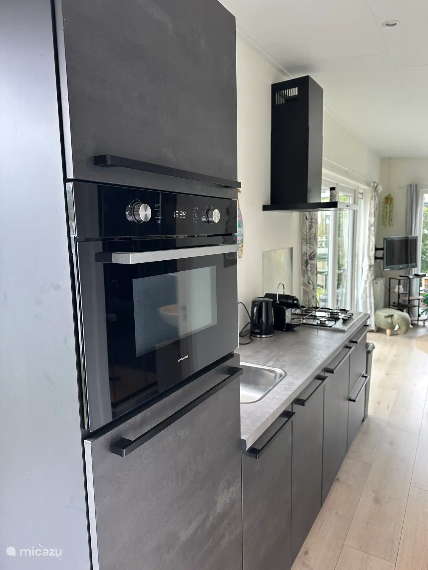 Kombi-Mikrowelle / Backofen und Geschirrspüler, Kühlschrank mit Gefrierfach sind eingebaut 