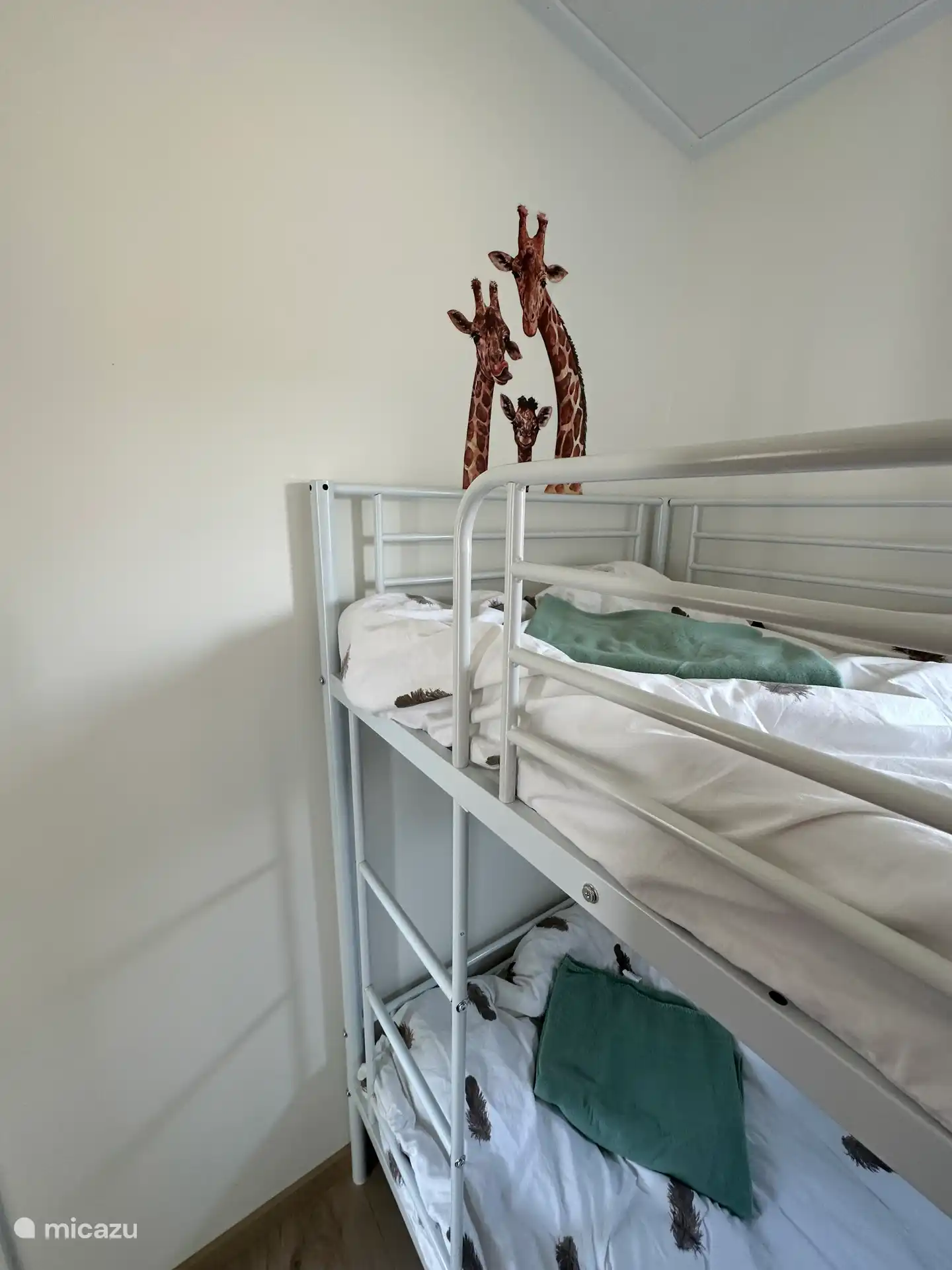 Kinderzimmer mit extra breitem Etagenbett von 0,90m Breite. 