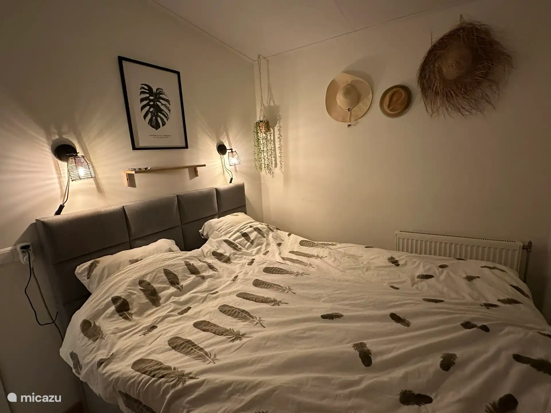 Schlafzimmer mit Boxspringbett von 1,60x2,00m. Und Kleiderschrank