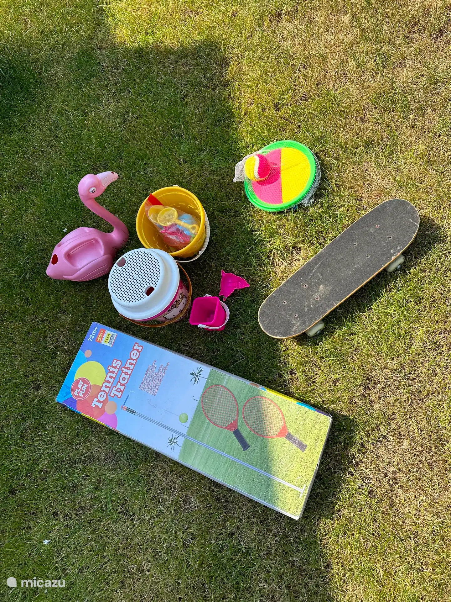 Outdoor-Spielzeug für die Kinder befindet sich in der Kissenbox draußen