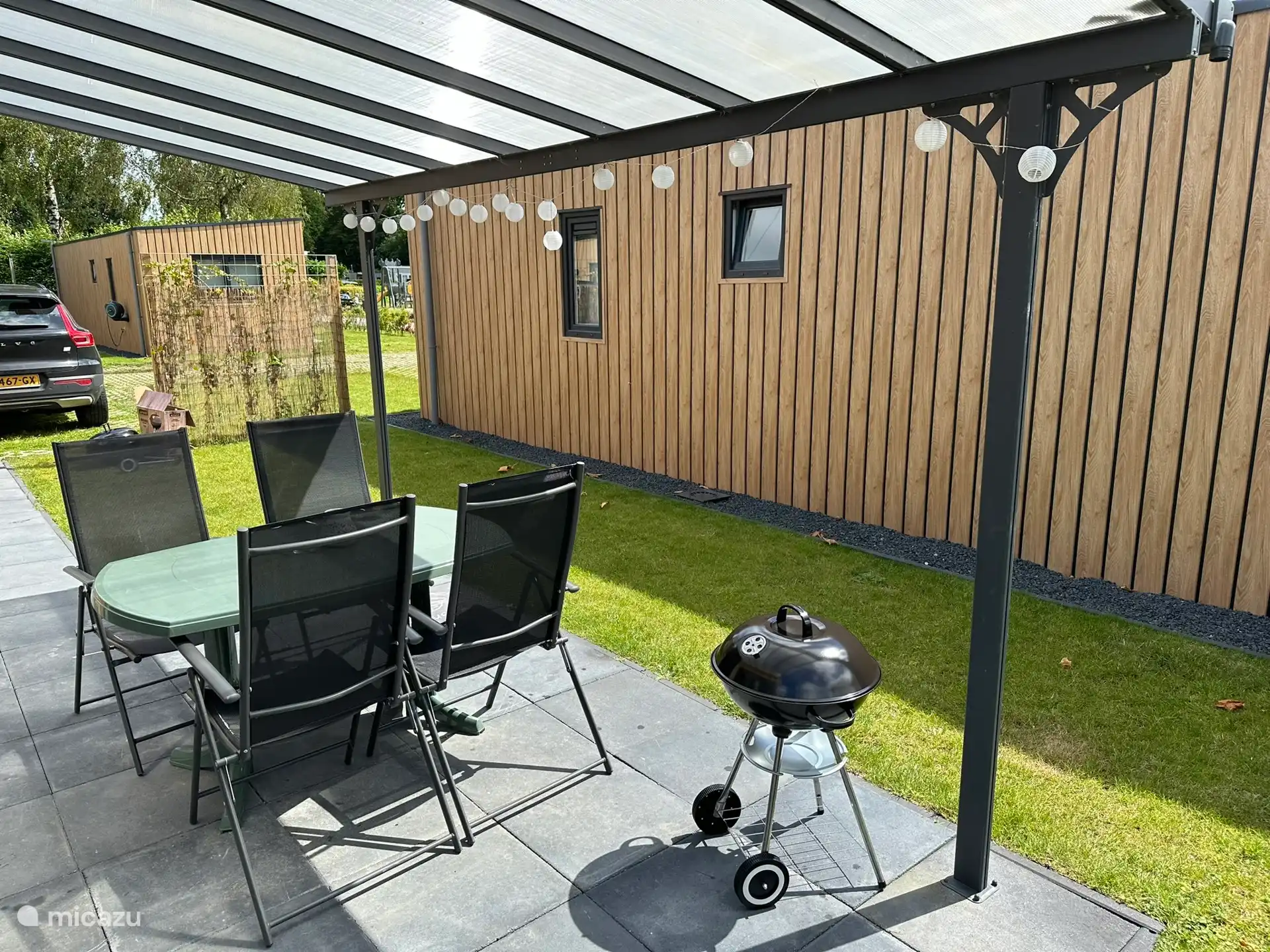 Überdachte Terrasse mit 4 Relaxsesseln mit 3 Positionen und Gartenkissen 