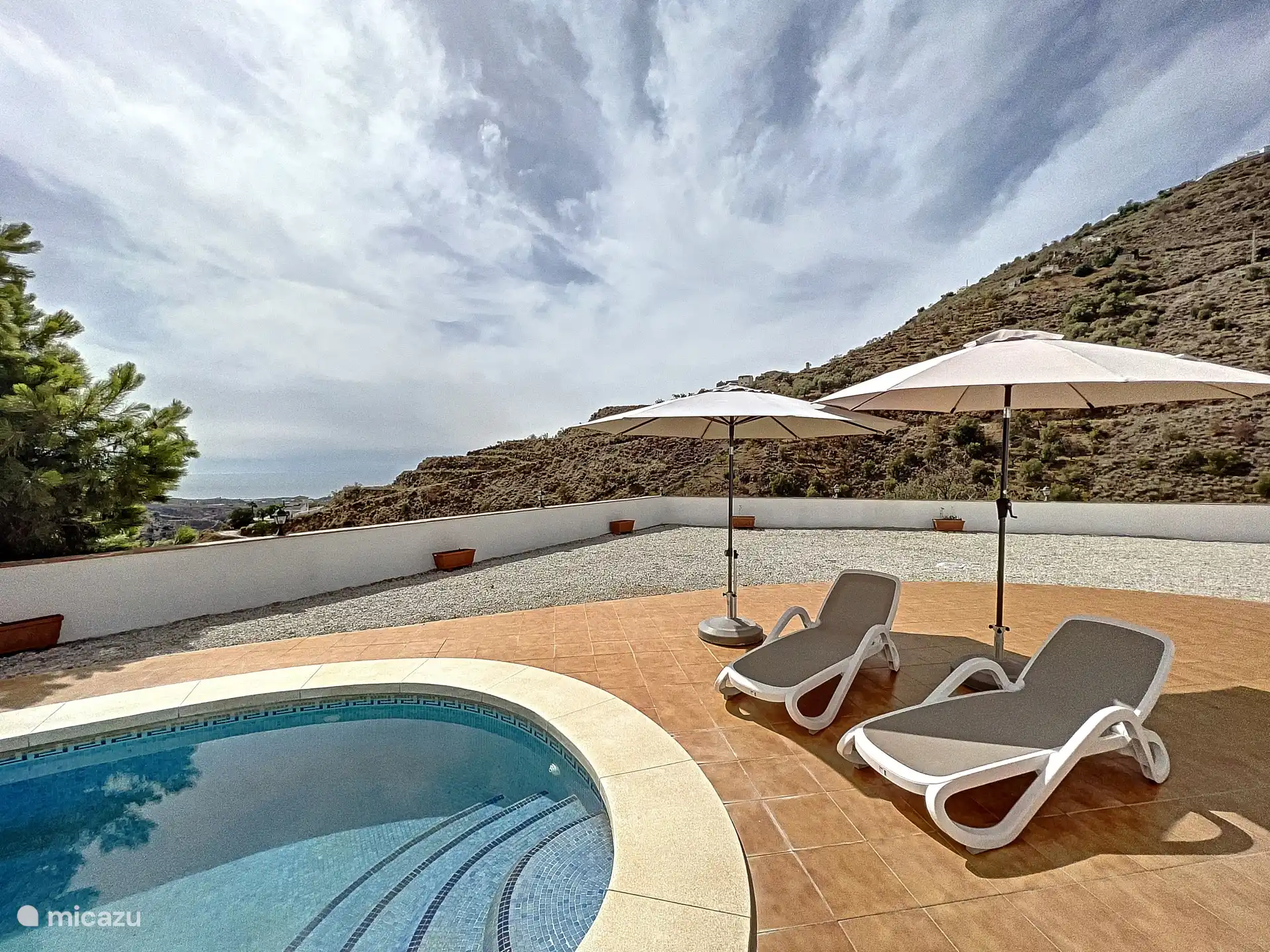 terrasse avec parasols mobiles sur roulettes