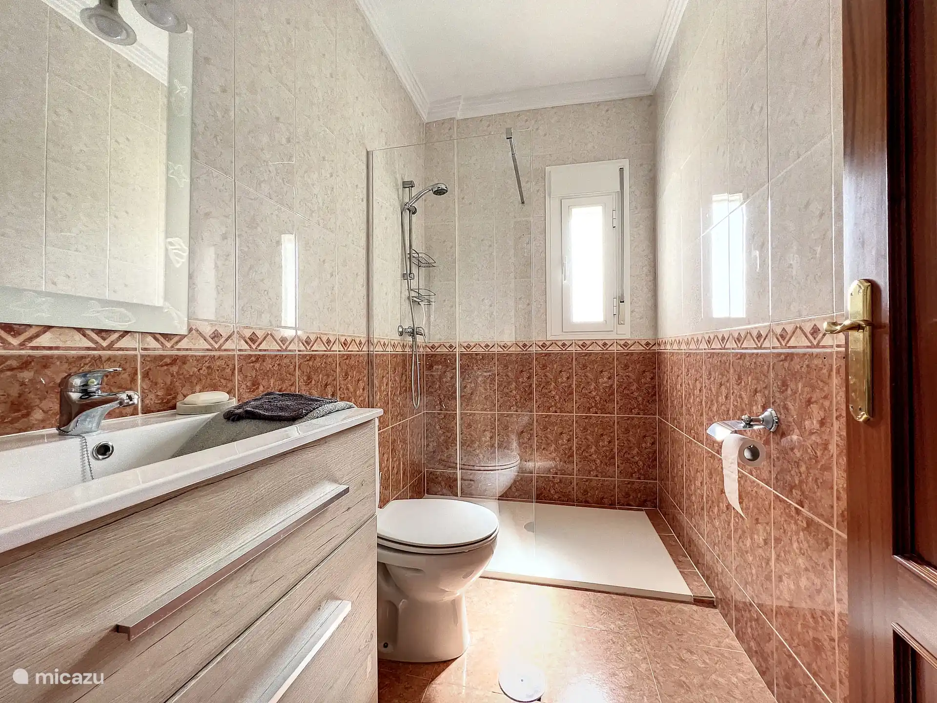 Salle de bain familiale avec douche à l’italienne