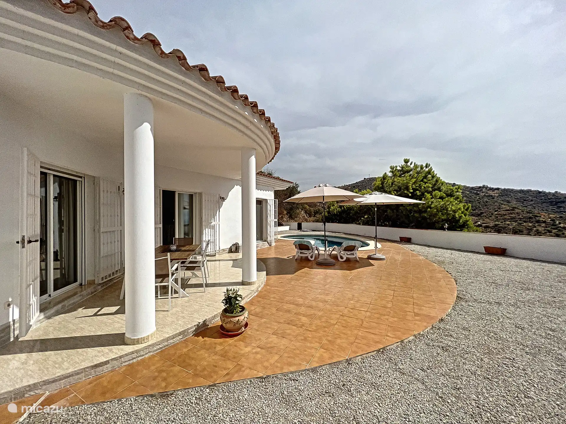 terrasse avec parasols mobiles sur roulettes