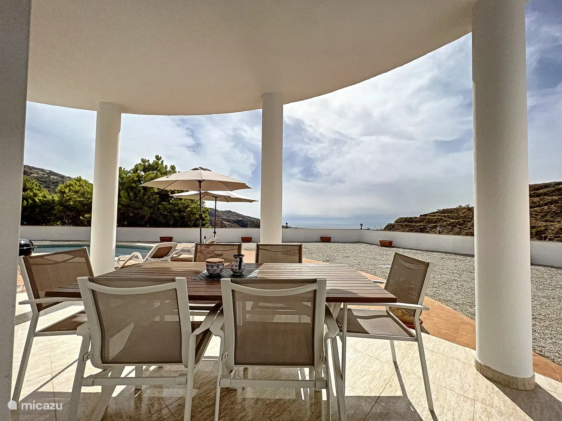Terrasse couverte avec vue sur la mer