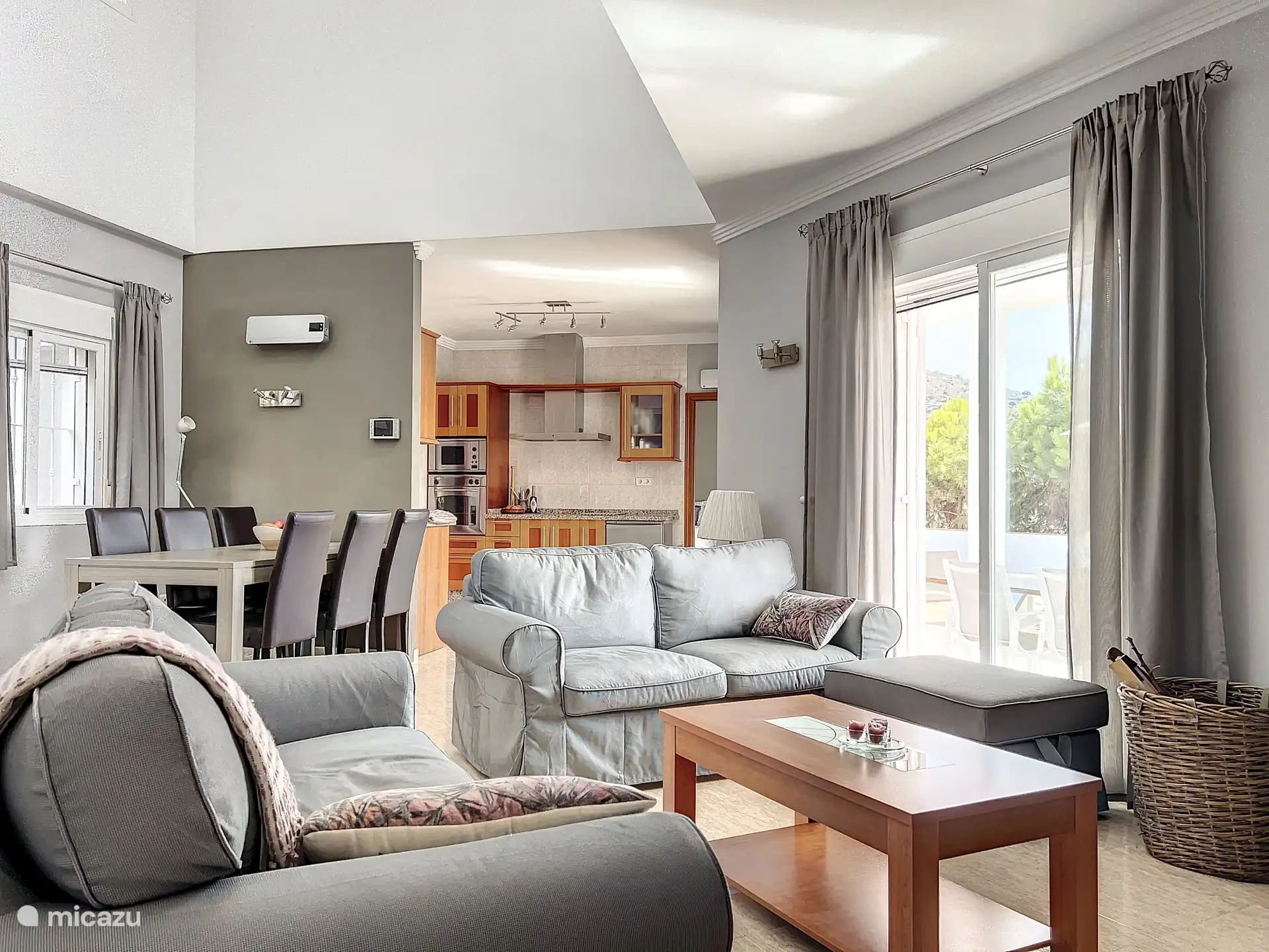 Salon avec cuisine ouverte. Les deux avec vue sur la terrasse