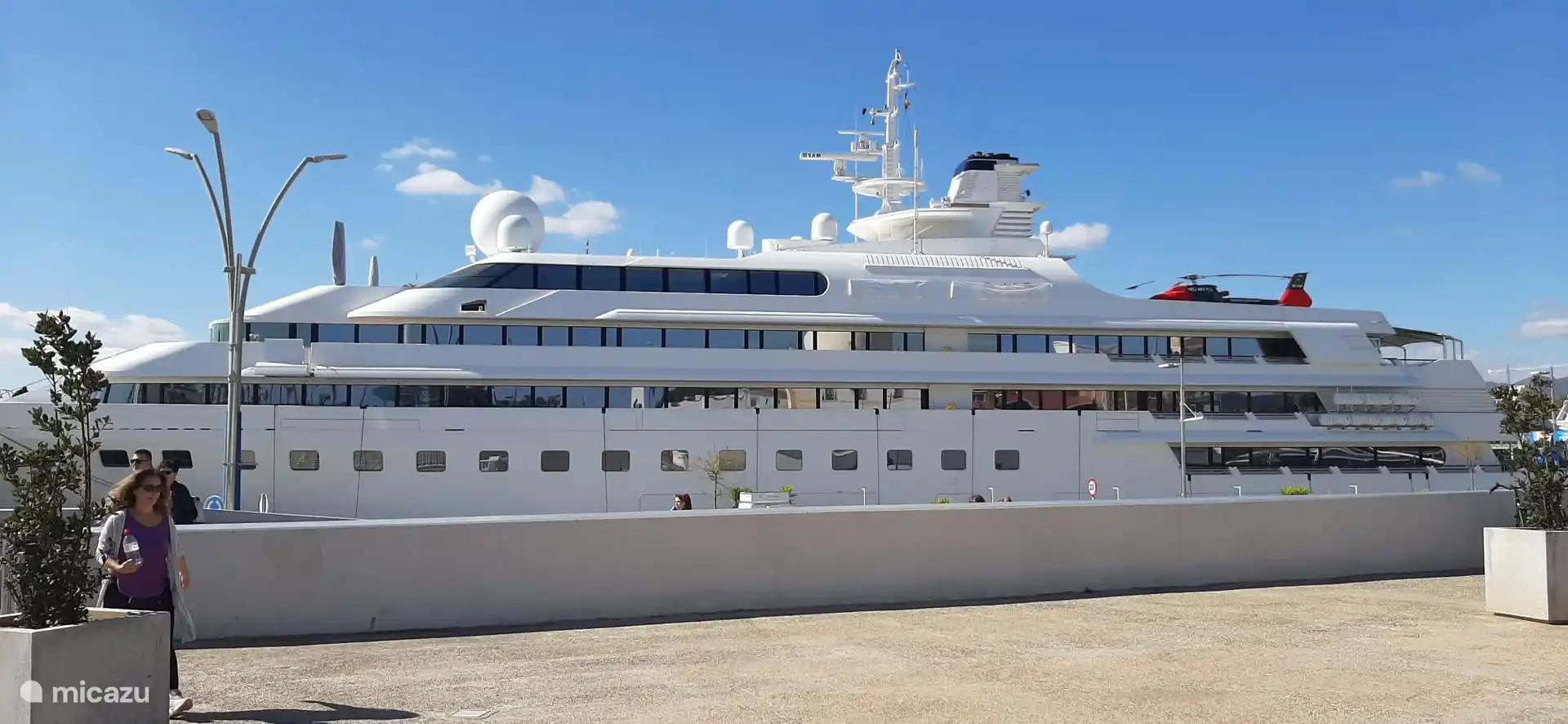 Port de Malaga : yacht avec hélicoptère