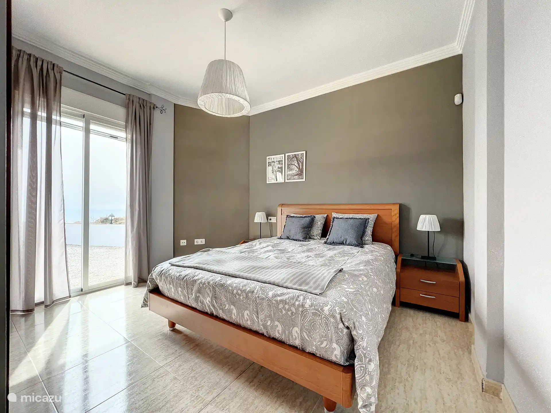 Chambre 2 avec vue sur la terrasse et vue sur la mer