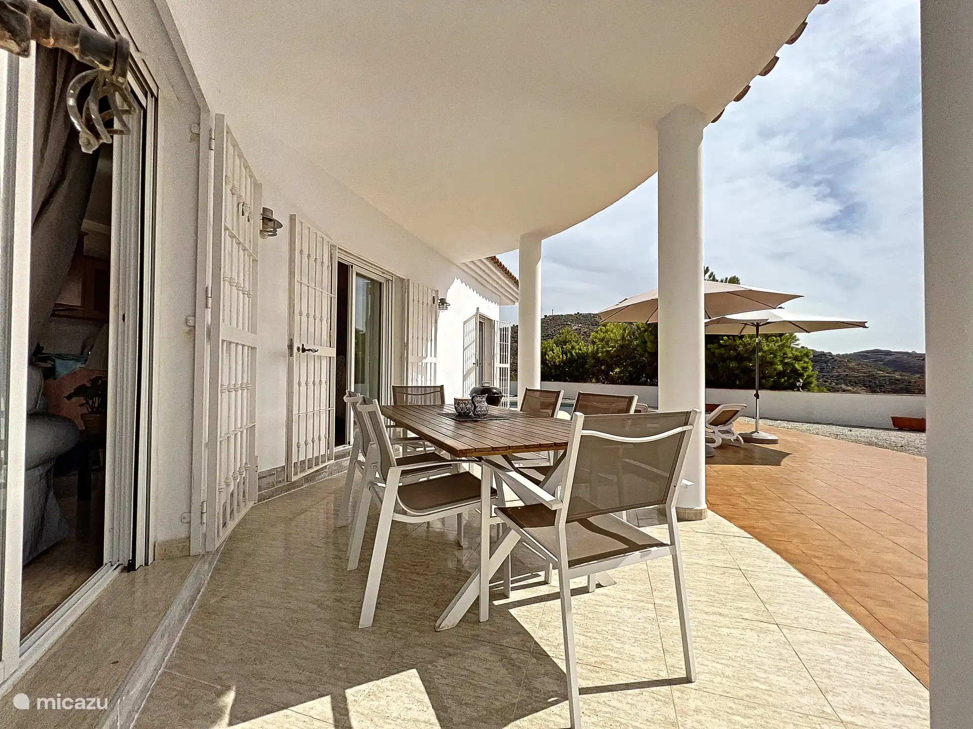 Terrasse couverte avec vue sur la mer