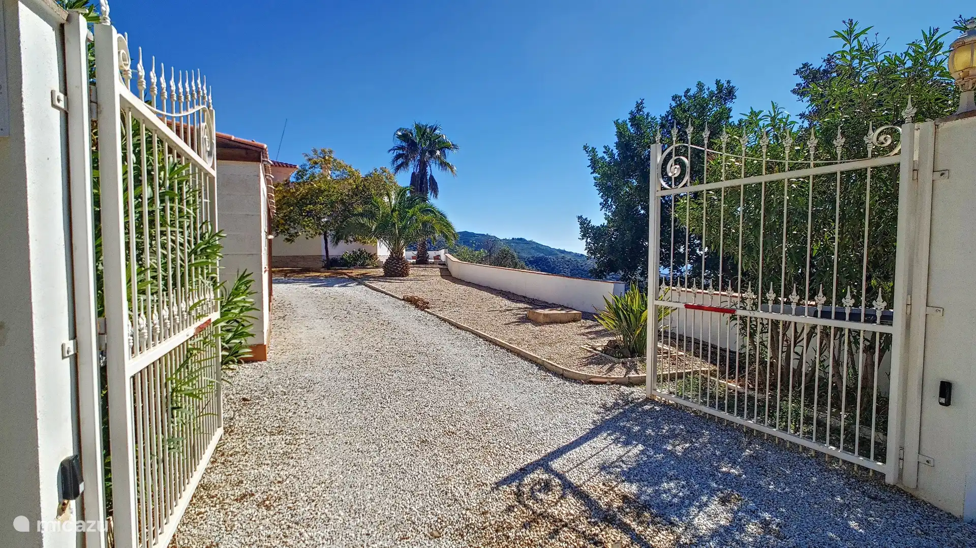 Allée avec portail électrique