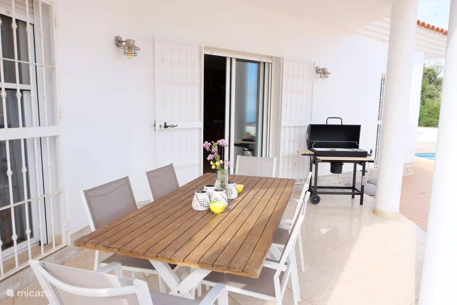 terrasse couverte avec BBQ