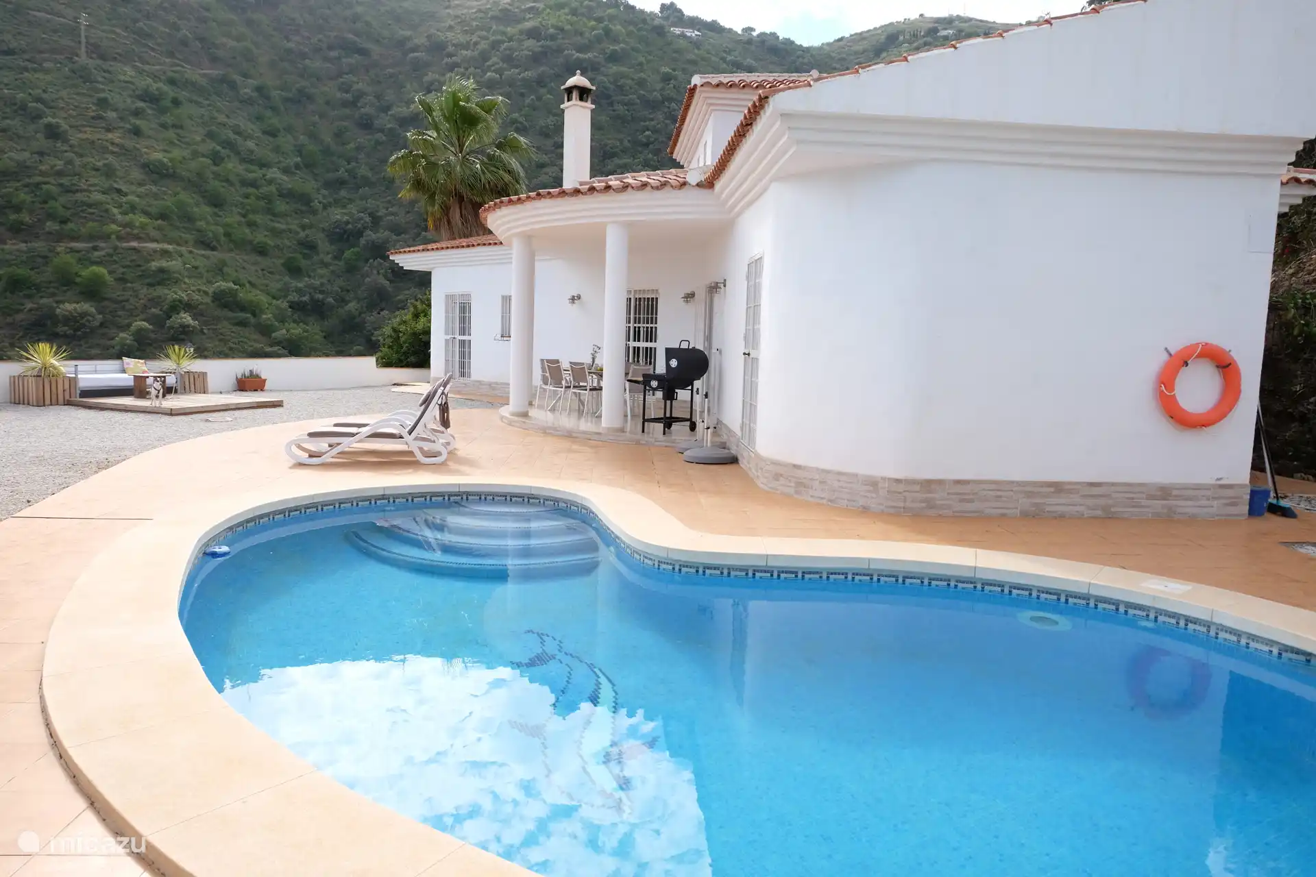 Vue de la terrasse depuis la piscine
