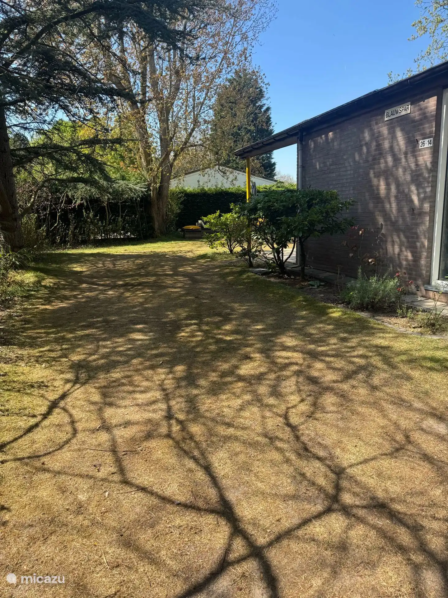 Großer Garten rund um das Haus mit viel Grün und Privatsphäre. Viel Platz zum Spielen, Sonnenbaden oder Entspannen.