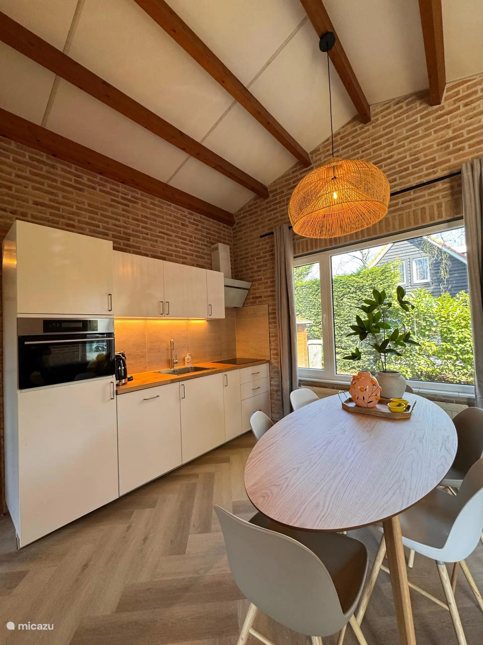 Moderne Küche mit natürlichen Elementen, viel Tageslicht und Blick ins Grüne. Hier können Sie entspannt mit einem Hauch von Zeeland kochen.