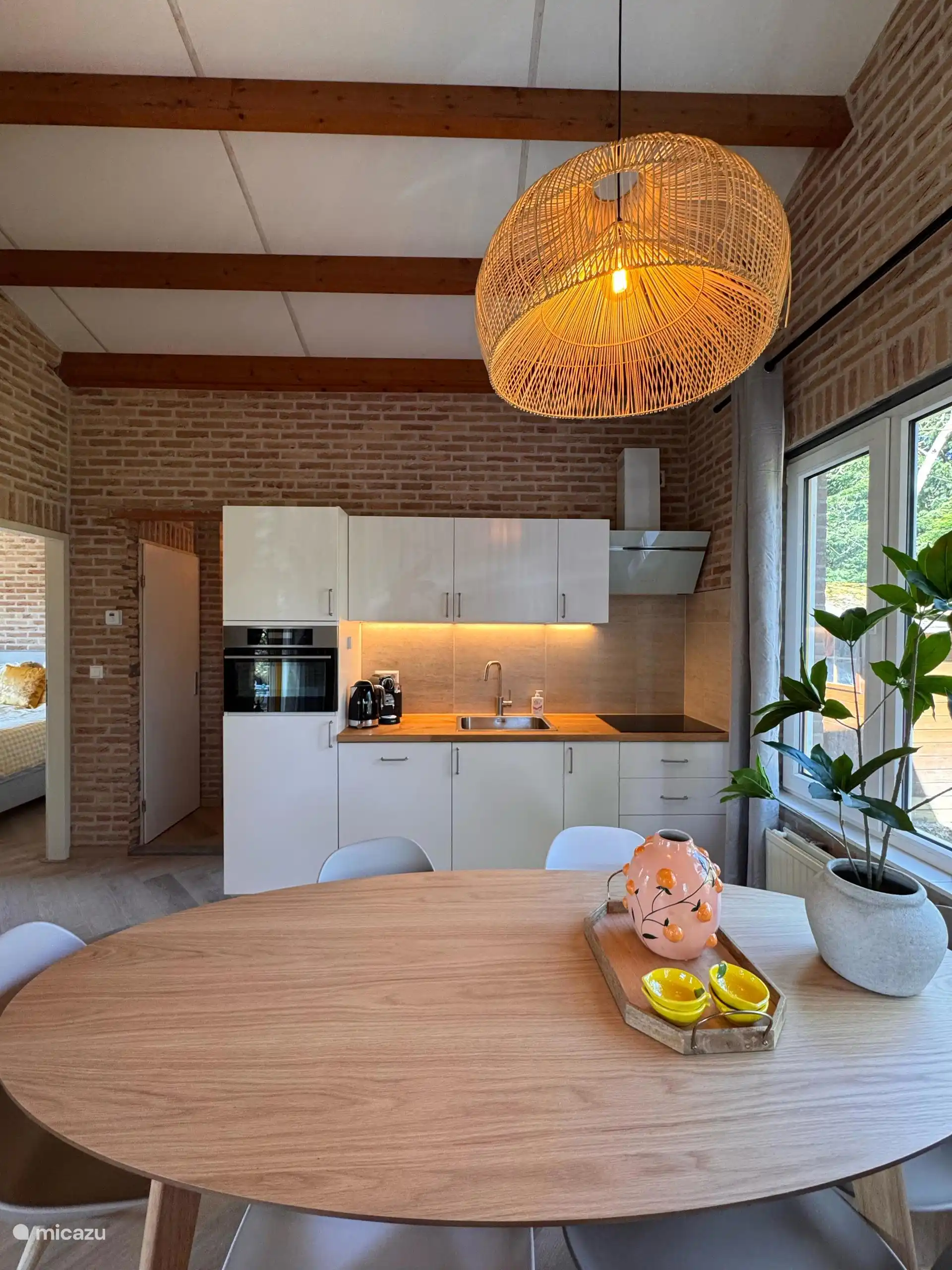 Moderne Küche mit viel Licht und allem griffbereit. Beginnen Sie Ihren Morgen hier mit Kaffee und Blick in den Garten – genießen!