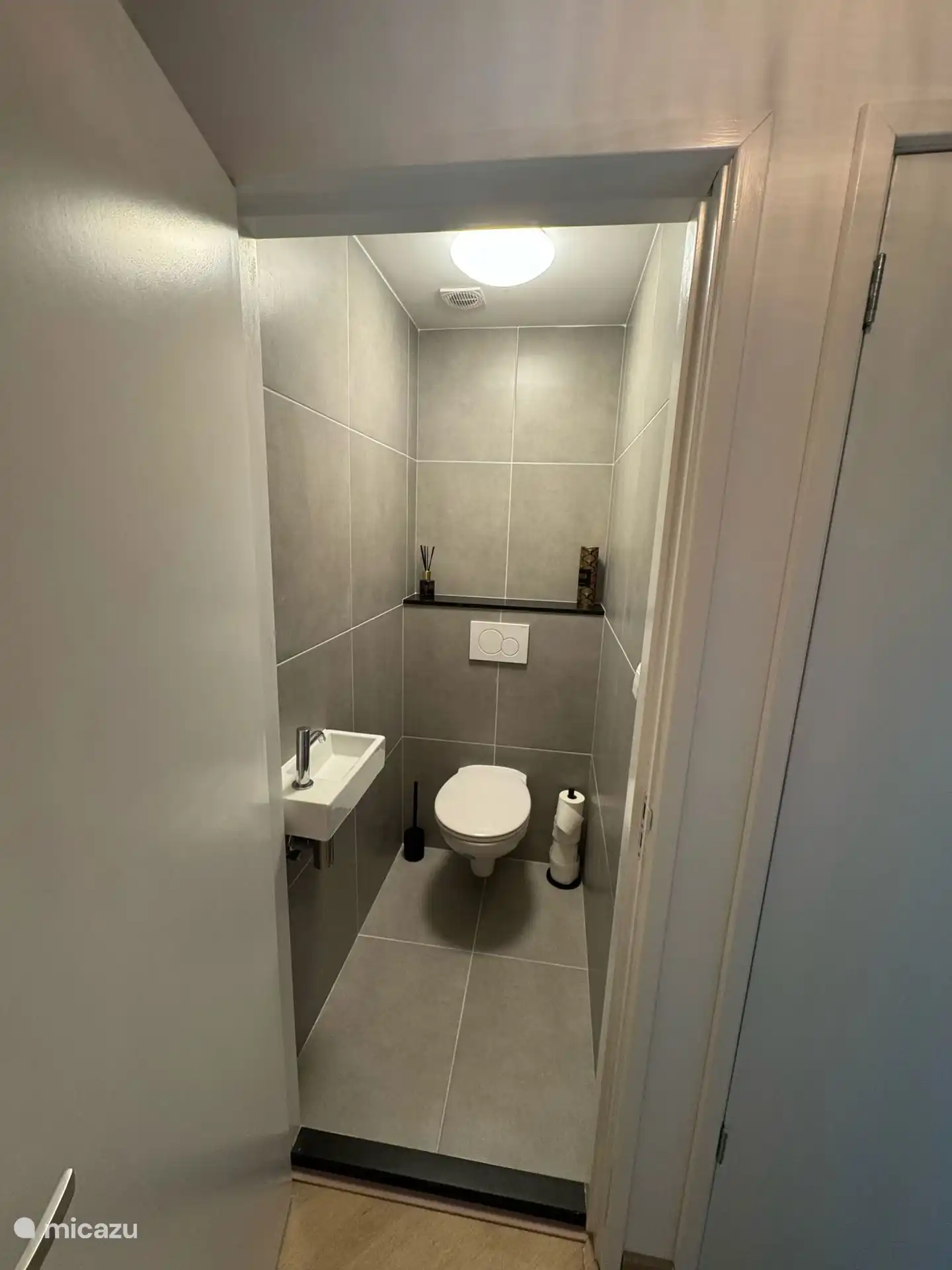 Frische und moderne Toilette mit stilvoller Verarbeitung. Kompakt und komfortabel – ganz im Stil des restlichen Hauses.