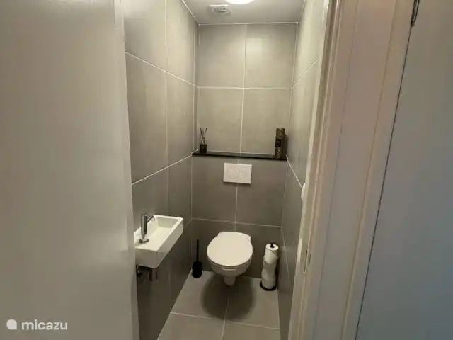 Villa Frans | Pays-Bas, Zélande, Renesse - maison de vacances Toilettes fraîches et modernes avec une finition élégante. Compact et confortable - tout à fait dans le style du reste de la maison.