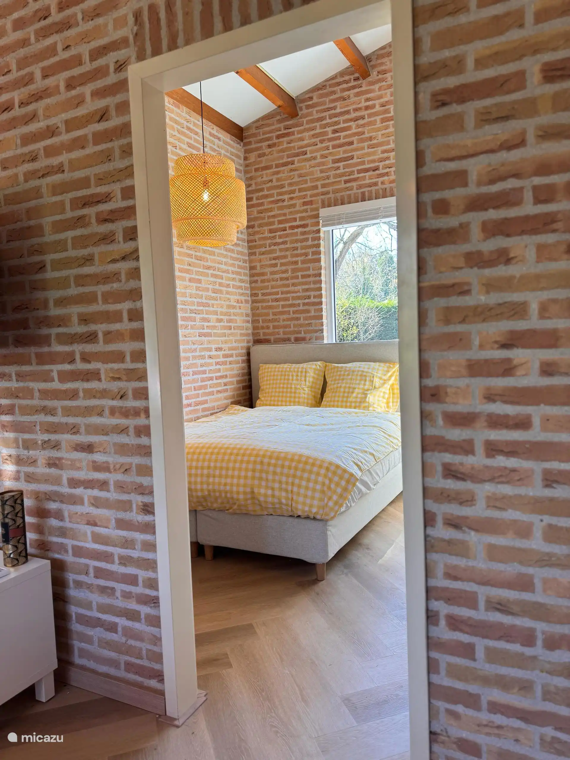 Ruhige Ecke, umgeben von Ziegeln und Grün. Ein schönes, helles Schlafzimmer, in dem Sie sich vollkommen entspannen können.