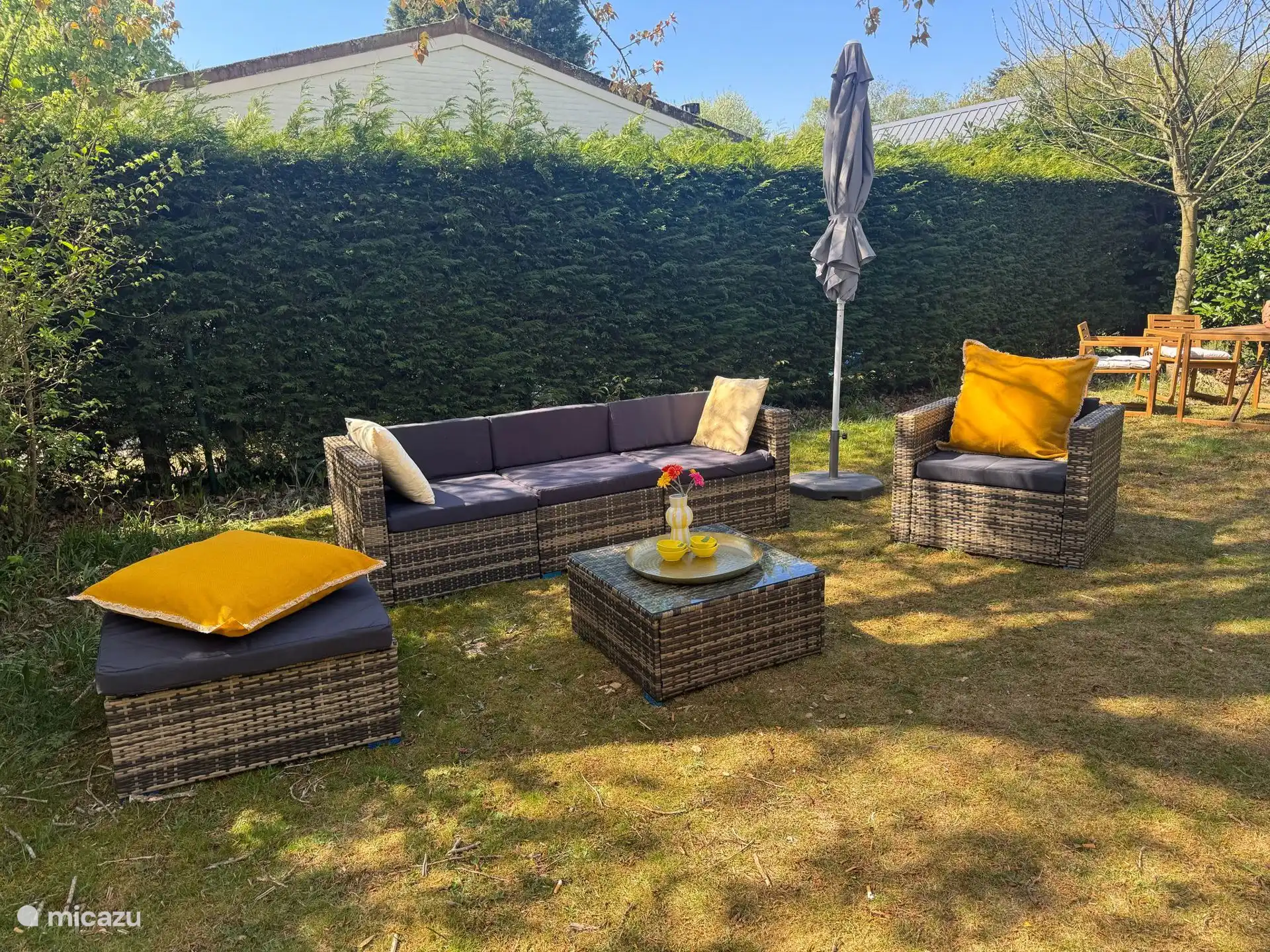 Sonnenschein, ein Getränk in der Hand – diese Lounge-Ecke ist wie geschaffen zum Entspannen nach einem Tag am Strand oder einem Spaziergang durch Zeeland.