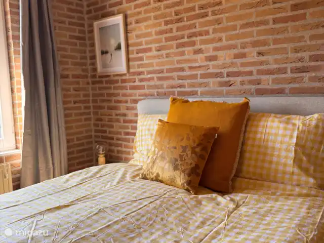 Villa Frans | Pays-Bas, Zélande, Renesse - maison de vacances Une literie douce, des couleurs chaudes et une légère brise par la fenêtre. Ici, vous commencez votre journée en toute tranquillité et confort.