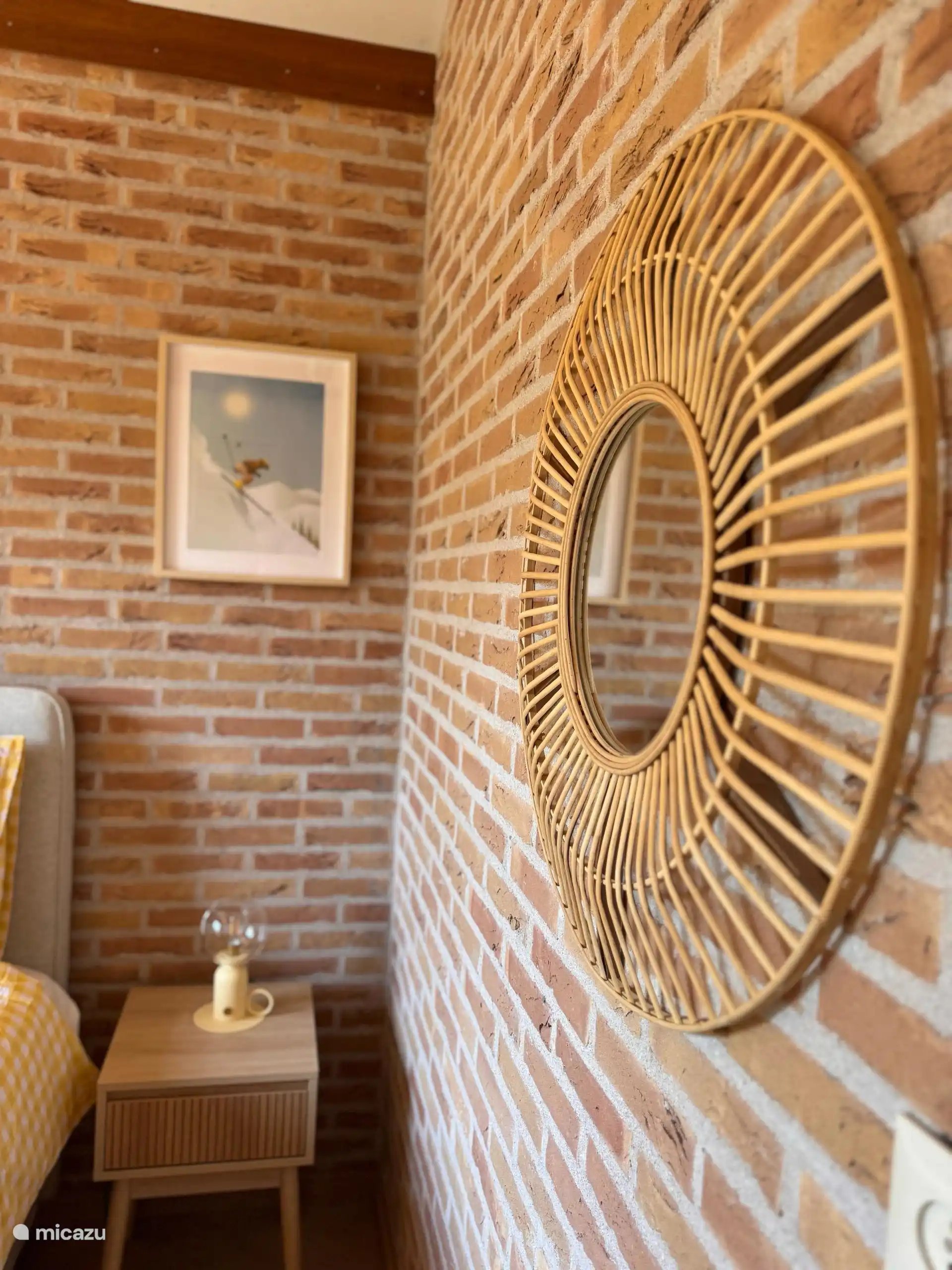 Ein stilvoller Spiegel und ein verspieltes Kunstwerk verleihen dem Schlafzimmer Charakter. Details, die den Unterschied machen!