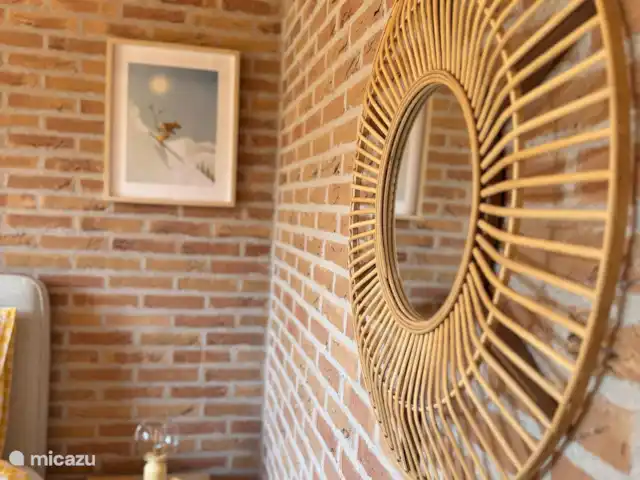 Villa Frans | Pays-Bas, Zélande, Renesse - maison de vacances Un miroir élégant et une œuvre d’art ludique donnent du caractère à la chambre à coucher. Des détails qui font la différence !