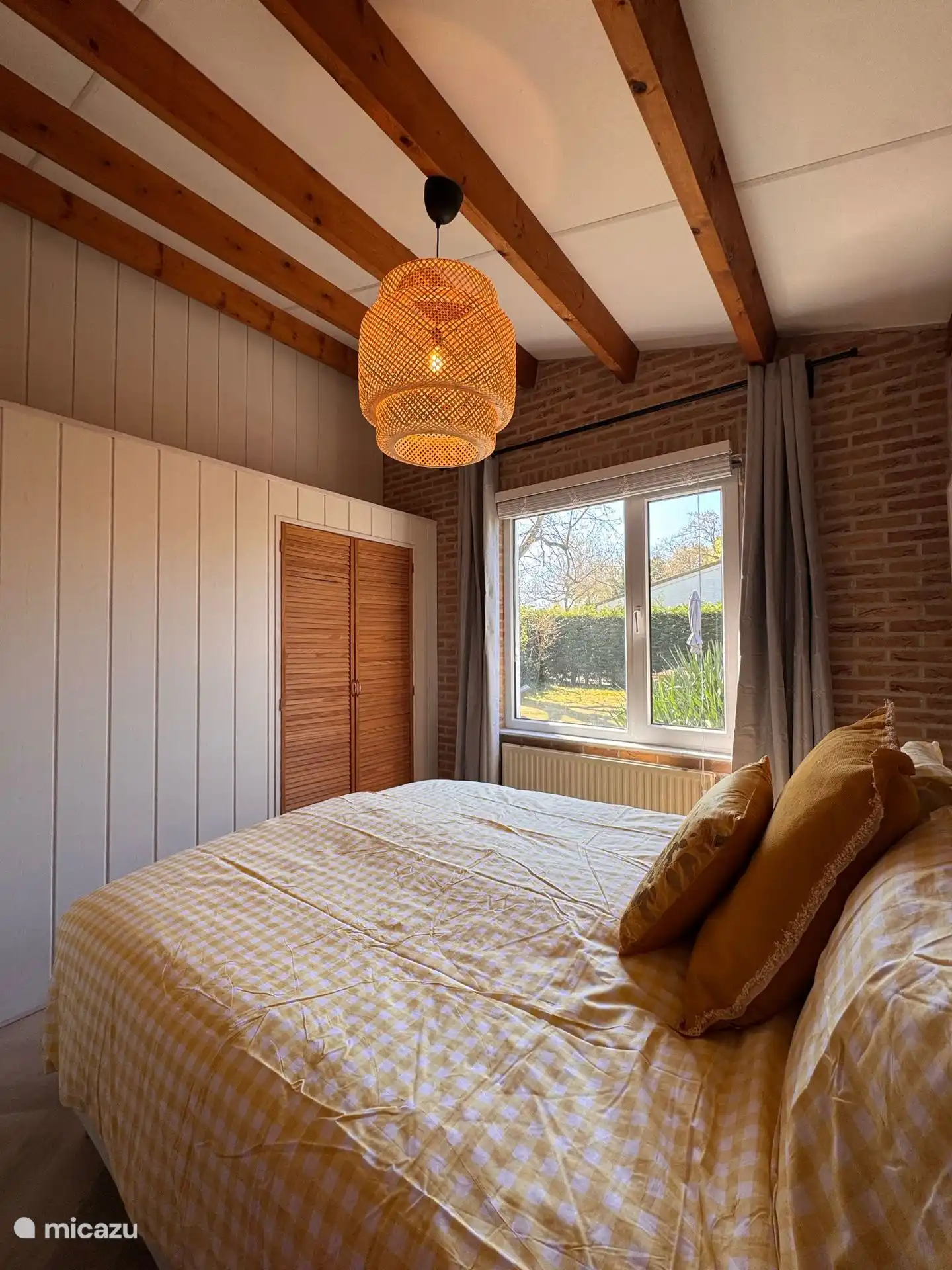 Schlafzimmer mit entspannender Aussicht, sanften Farben und natürlichen Materialien. Wachen Sie mit Sonnenschein und Vogelgezwitscher auf.