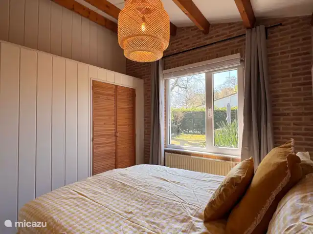 Villa Frans | Pays-Bas, Zélande, Renesse - maison de vacances Chambre avec vue relaxante, couleurs douces et matériaux naturels. Réveillez-vous avec le soleil et le chant des oiseaux.